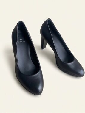 Leather pumps